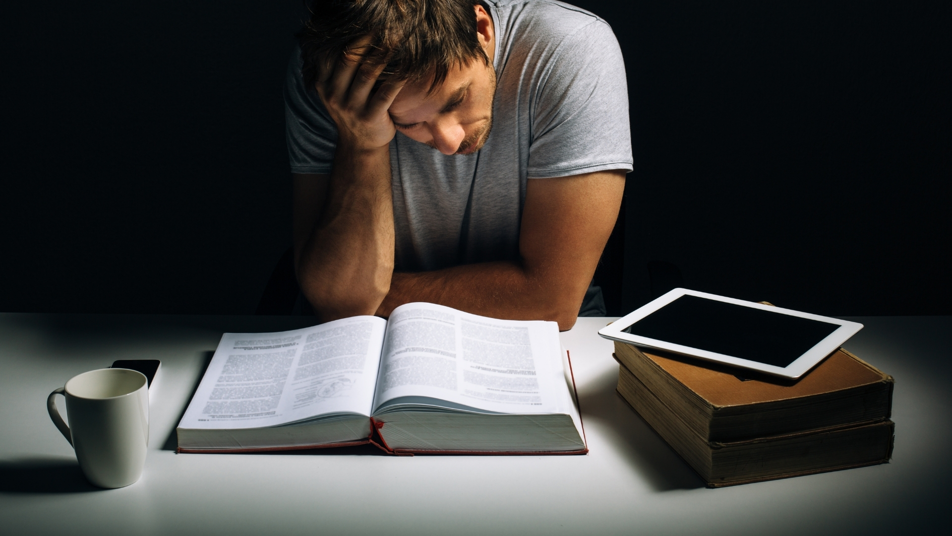 Sinh viên khối Kinh tế và nhóm thiếu kinh nghiệm thực địa có nguy cơ chọn sai đề tài cao nhất (65%).